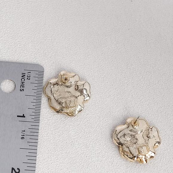 Vintage Flower Post Back Earrings Gold Tone Metal Cream Beige Enamel Beautiful - Picture 5 of 5